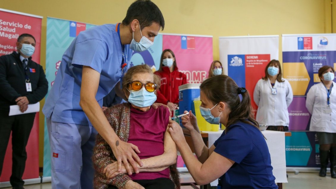 Mayores de 90 años acudieron masivamente a vacunarse en Magallanes