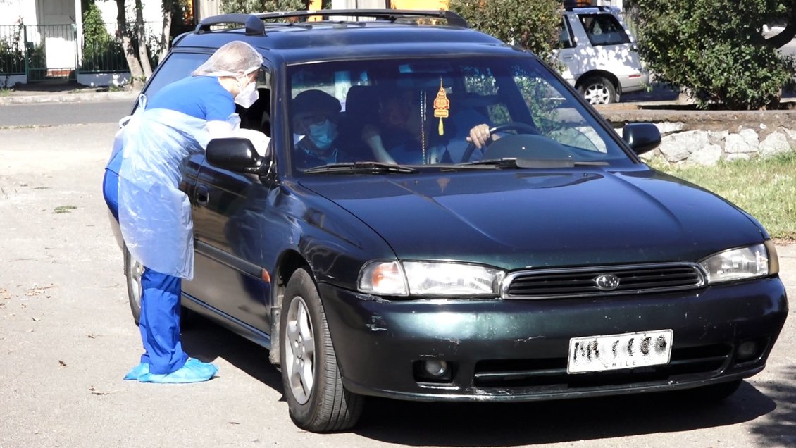 Vacunación al auto y banderas blancas: Municipios del Biobío agudizan ingenio para cuidar a adultos mayores
