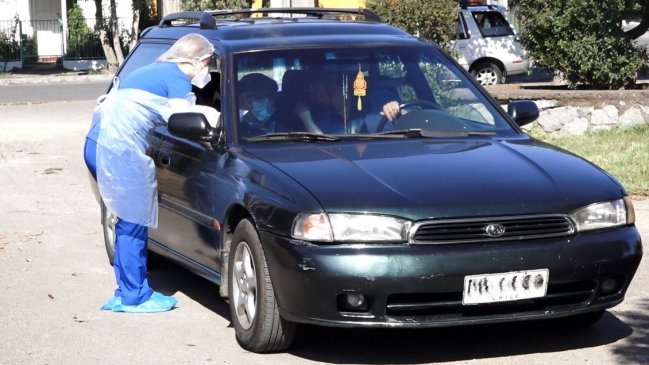 Vacunación al auto y banderas blancas: Municipios del Biobío agudizan ingenio para cuidar a adultos mayores