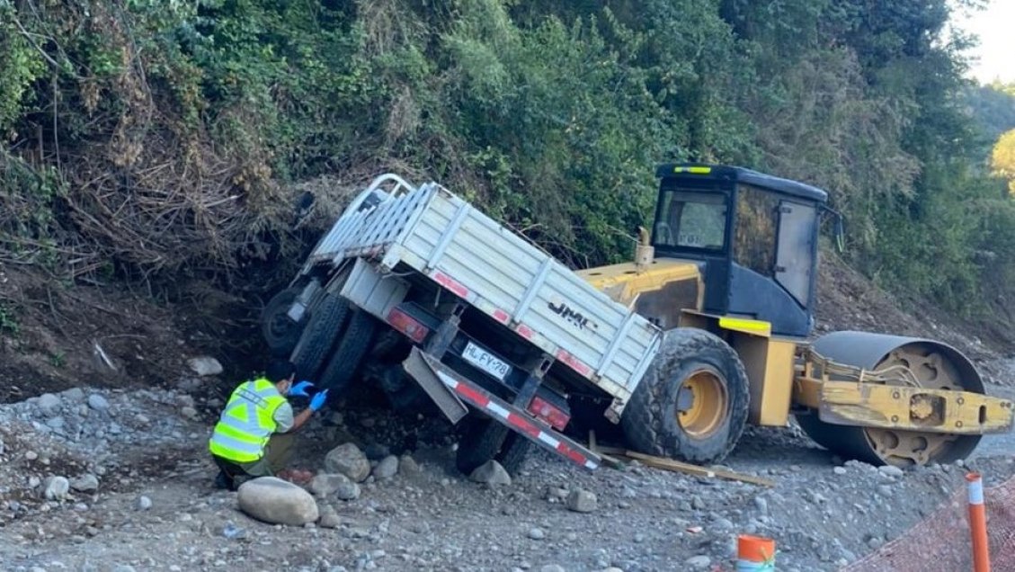 Accidente dejó un muerto y dos lesionados por volcamiento de un camión en San Fabián