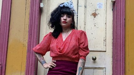  Mon Laferte pintó un enorme mural en Valparaíso  