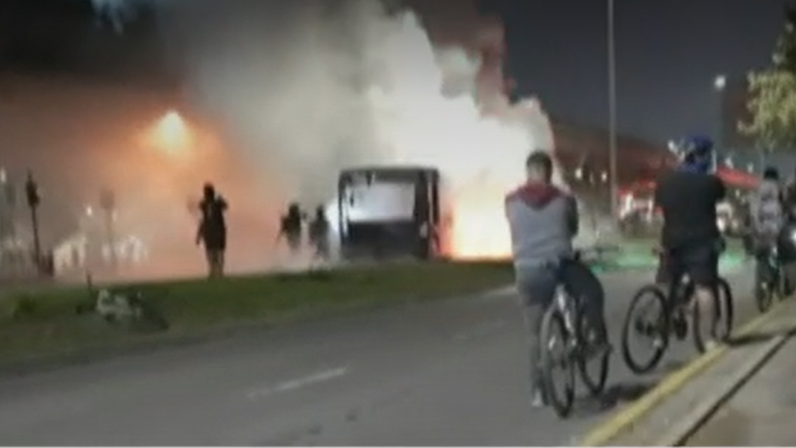 Desconocidos queman bus del Transantiago tras protesta por muerte de malabarista