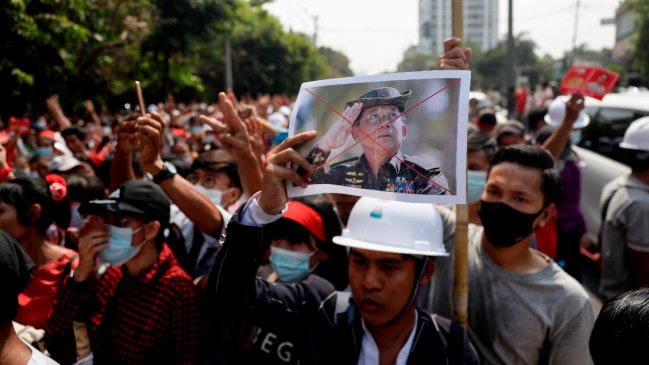 En medio de manifestaciones, militares cortaron el internet en Birmania