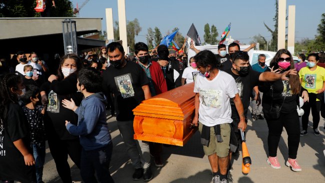 Familiares encabezaron masiva despedida a malabarista muerto por disparo de carabinero