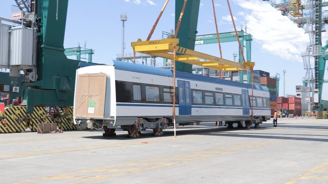 Llegó a Chile el primer embarque de trenes nuevos para el Biobío y La Araucanía