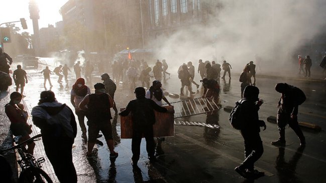 Nuevas protestas por muerte de malabarista terminan en disturbios en Santiago
