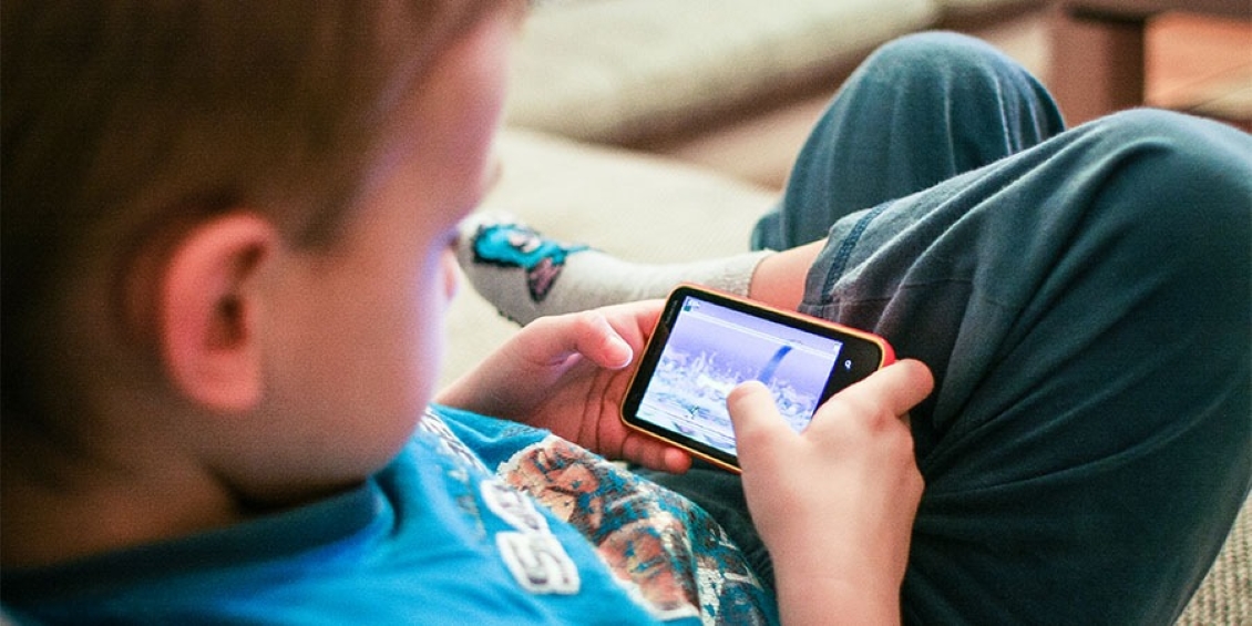 Día Internacional de la Internet Segura: Nueve de cada 10 niños tiene acceso a un celular