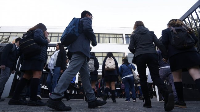 Colegios comienzan a preparar inicio de clases presenciales y vacunación de profesores