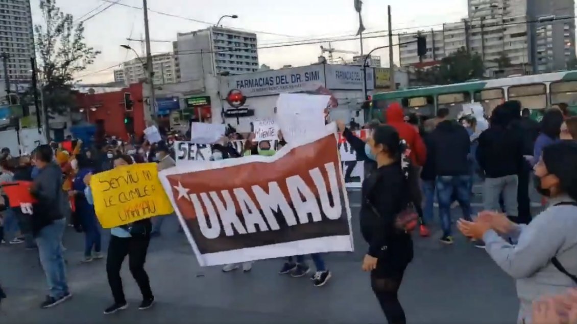 Integrantes del grupo Ukamau cortaron el tránsito en la Alameda