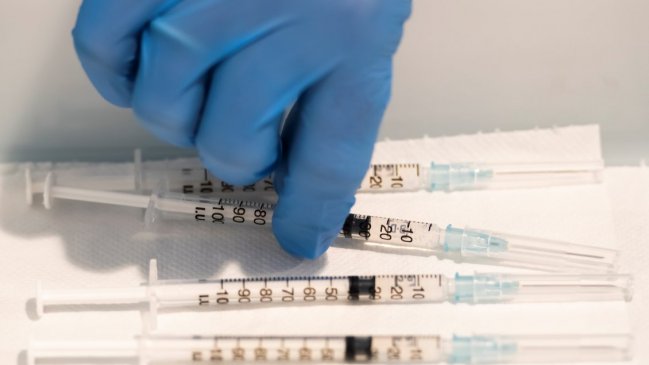 Europa avanza con su plan de vacunas y estudia prolongar los confinamientos