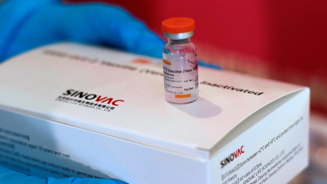 Jefe de Extranjería aclara: Migrantes irregulares sí tendrán acceso a vacunación