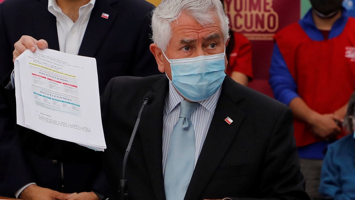 Ministro Paris: Vacunaremos a los migrantes, nunca hemos dicho lo contrario