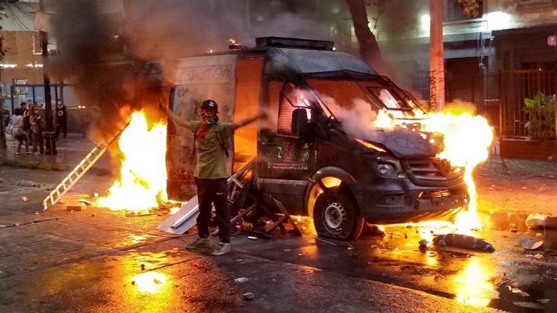 Carro policial fue quemado en el Barrio Bellavista