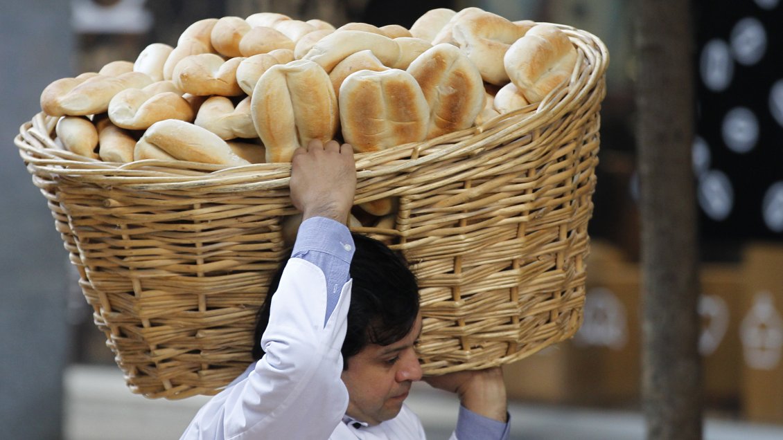 Denuncian que medida de Latam hizo subir el precio de la comida en Rapa Nui: Kilo de pan llega a $4.000