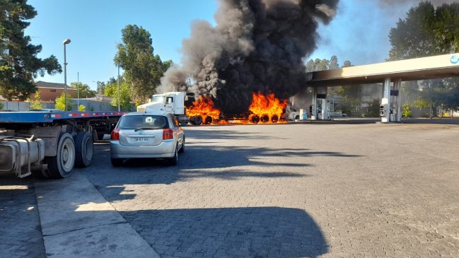 Llamas rodearon camión con petróleo en una bencinera de Valparaíso