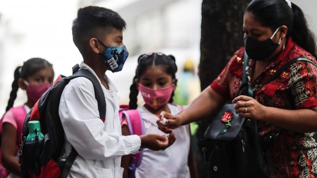 Los niños argentinos vuelven a las aulas tras casi un año de clases virtuales