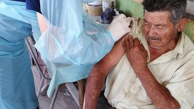 Primera dosis: Pozo Almonte completó vacunación de adultos mayores en su zona rural