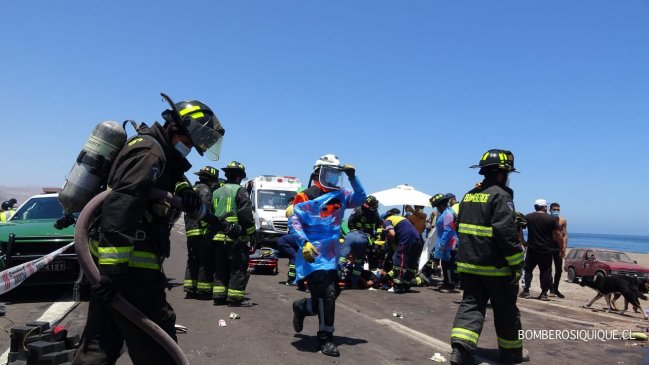 Iquique: Dos lesionados en colisión frontal de camión aljibe y vehículo menor