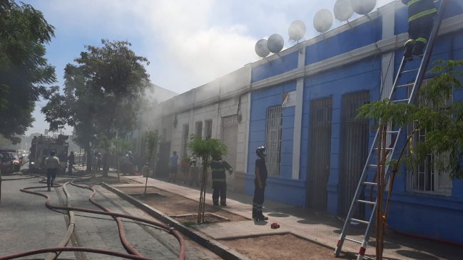 Bomberos combate incendio en inmuebles del centro de Santiago