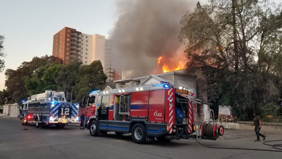 Bomberos trabaja para controlar incendio en el Cementerio General