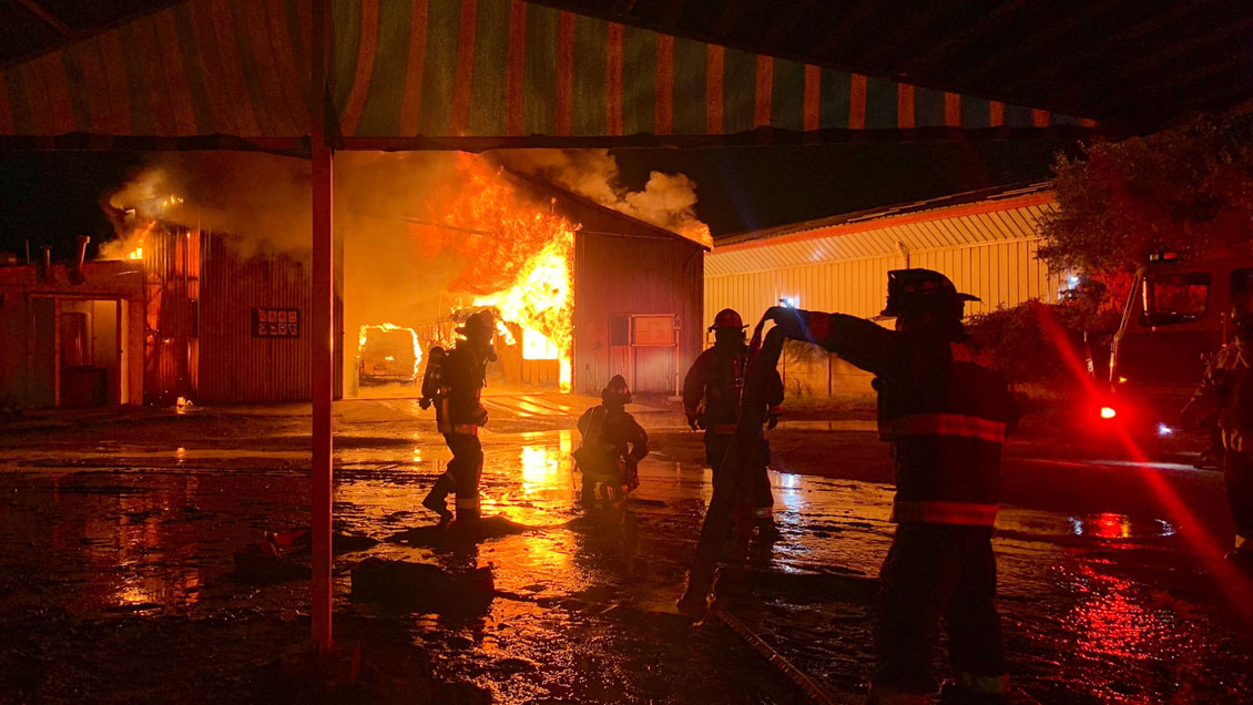 Bomberos combate incendio que afecta a bodega en el Parque Industrial de Concón