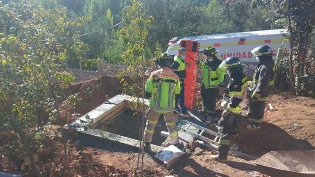 Quillón: Rescataron a mujer que cayó a una fosa en construcción