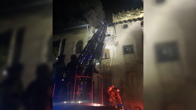 Bomberos combate incendio en el centro de Santiago