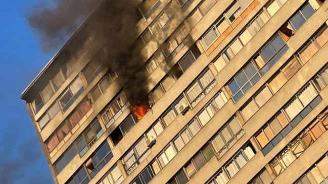 Bomberos controló incendio en torre de departamentos en Providencia