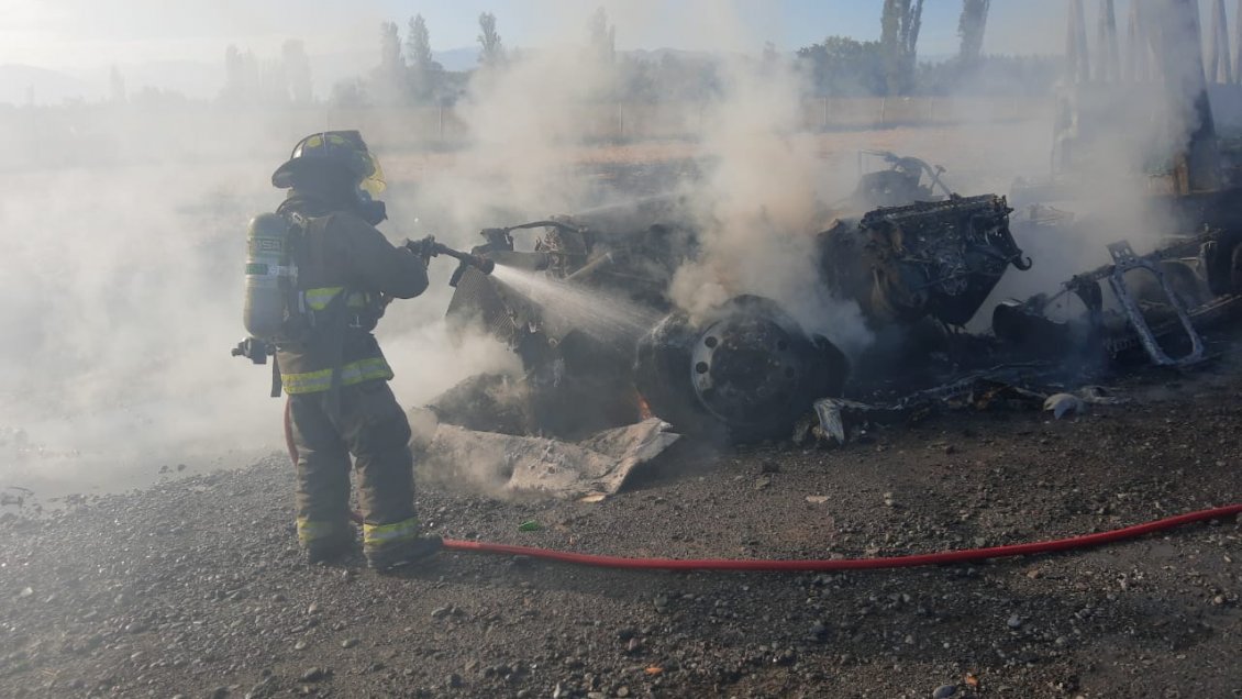 Colisión entre camiones dejó a uno de ellos totalmente quemado en Rancagua