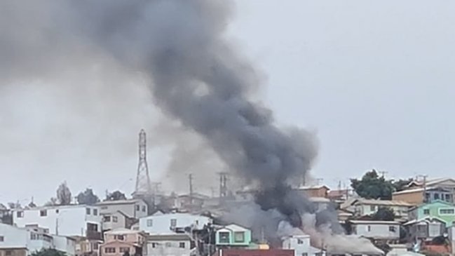 Incendio destruyó cinco casas en el cerro Rocuant de Valparaíso