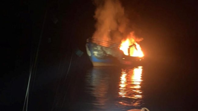 Autoridades investigan incendio que afectó a embarcación en las costas de Melinka