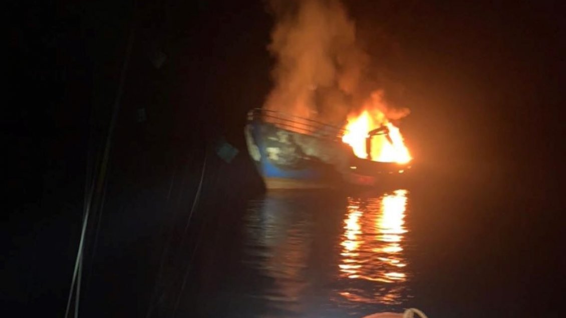 Autoridades investigan incendio que afectó a embarcación en las costas de Melinka