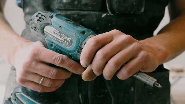 A través de un forado, trío de sujetos con 