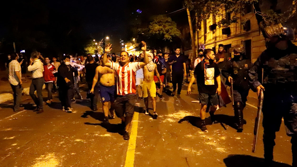 Manifestantes piden renuncia del presidente paraguayo tras batalla campal en Asunción
