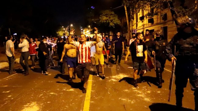 Manifestantes piden renuncia del presidente paraguayo tras batalla campal en Asunción