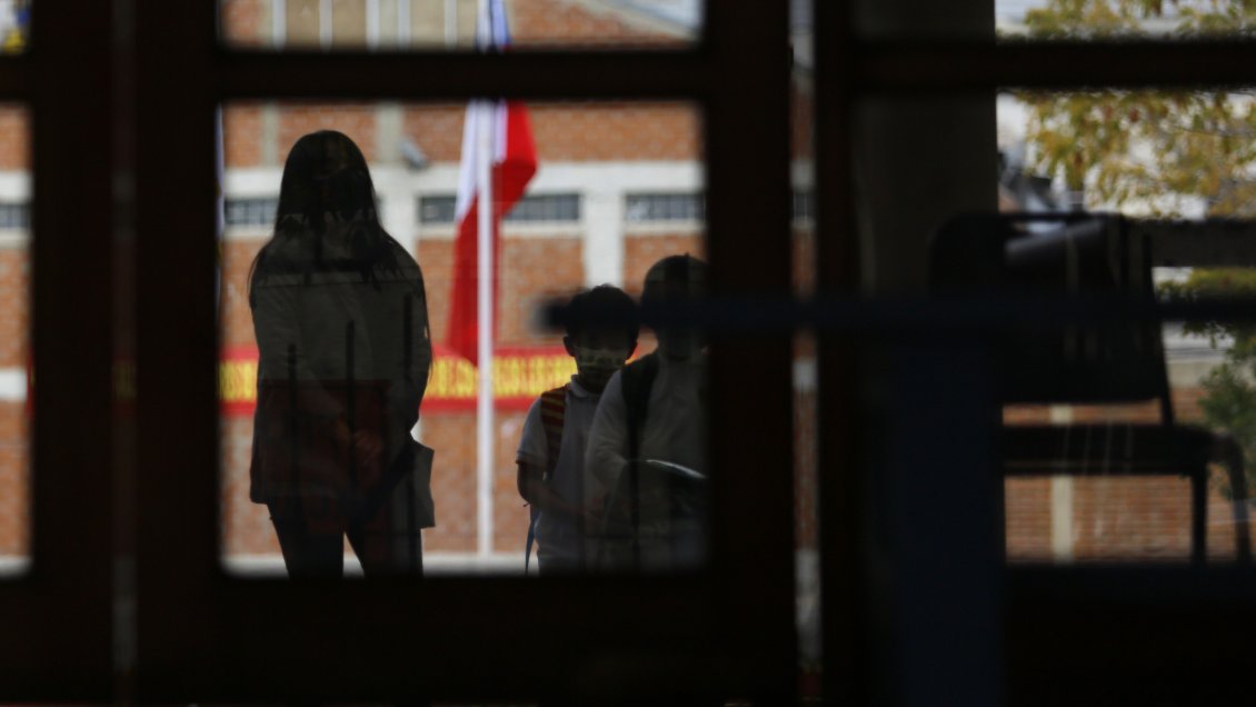 Detectan casos de Covid-19 en dos colegios de Aysén