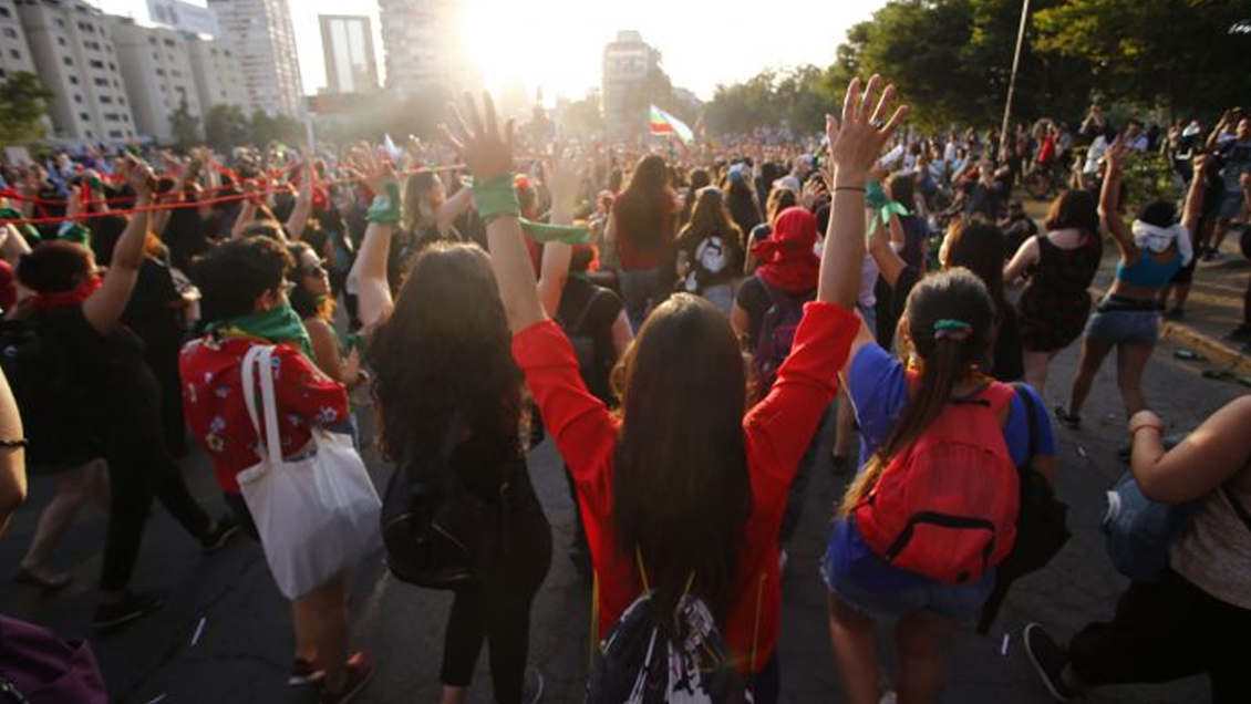 Con un pañuelo de distancia y horarios diferidos: Las marchas convocadas para este 8M a lo largo de Chile