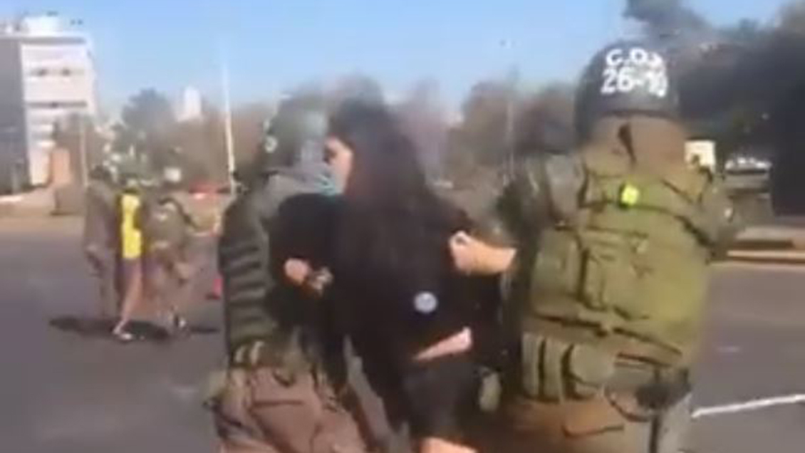 Manifestación por el 8M: Emilia Schneider fue arrestada en Baquedano