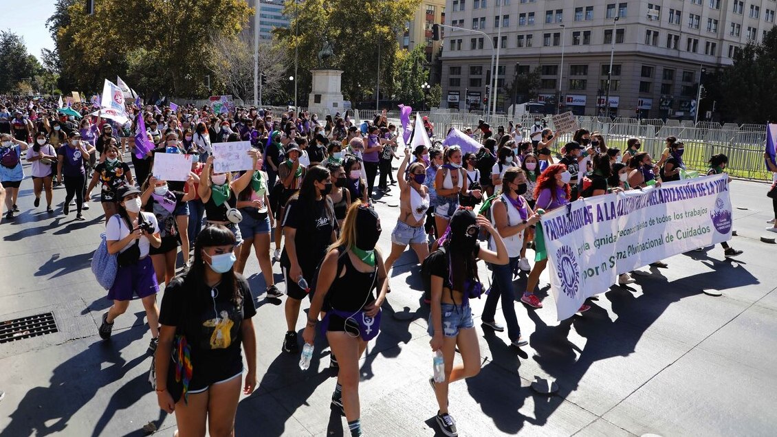 Pese al Covid, miles de mujeres inundaron las calles de Chile en el 8M