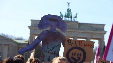   8M: Gritando contra los abusos y el femicidio, chilenas marcharon por Berlín 