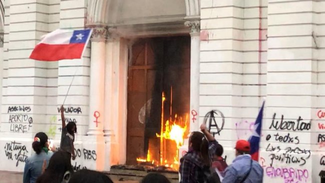 Adolescente fue detenido por ataque incendiario a catedral de Antofagasta