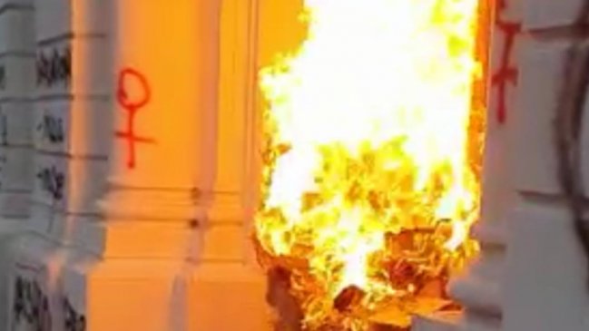 En libertad bajo control del Sename quedó menor formalizado por incendio en la catedral de Antofagasta