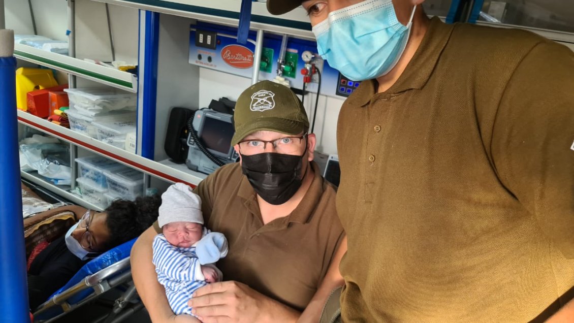 Carabineros asistió a mujer que dio a luz en la carretera