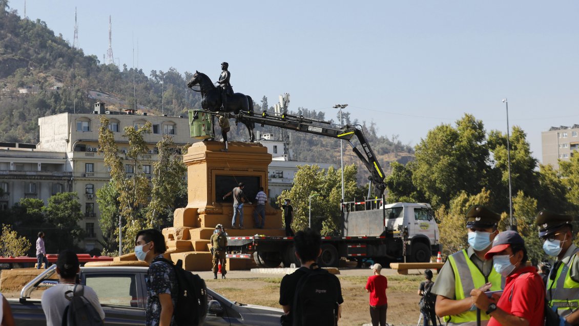 Consejo de Monumentos decidió la remoción de estatua de Baquedano para restaurarla