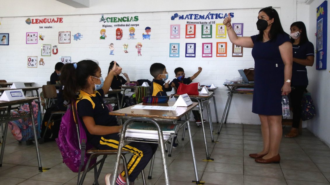 Colegio de Profesores acusa que hay escuelas con Covid donde no se han suspendido las clases