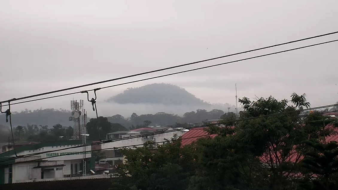 Volcán en Ecuador emite cenizas a 8.480 metros que cubren varias provincias