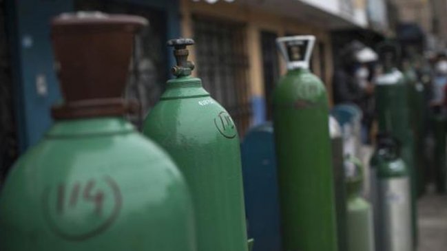 Con granadas y casas incendiadas, las mafias del oxígeno amedrentan a Perú