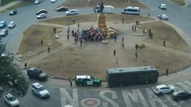 Ex militares encabezan homenaje a Baquedano previo al retiro del monumento