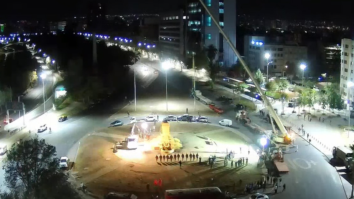 Tras 93 años, la estatua de Baquedano fue retirada para su restauración
