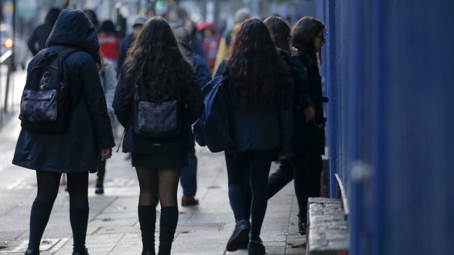 Colegio Médico pide que clases presenciales se realicen sólo desde la fase tres